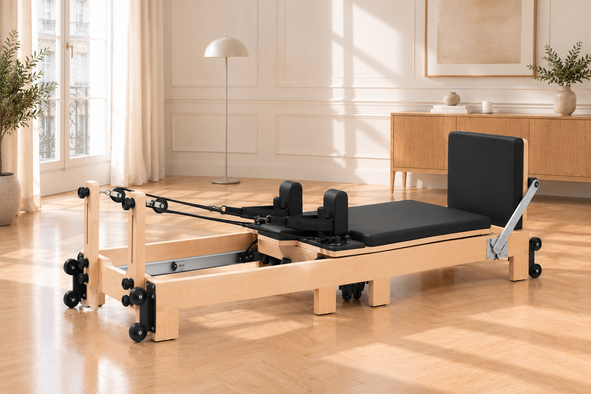 Pilates Reformer en bois Épure noir dans un salon lumineux