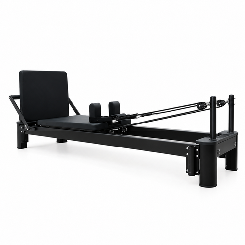 Pilates Reformer en aluminium noir Astra – vue de trois quarts sur fond blanc