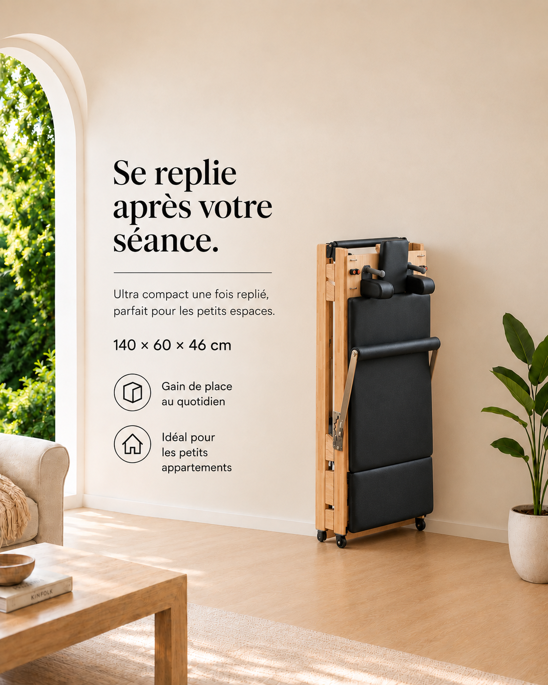 Pilates Reformer en bois Épure plié verticalement, dimensions 140 × 60 × 46 cm, idéal pour les petits espaces
