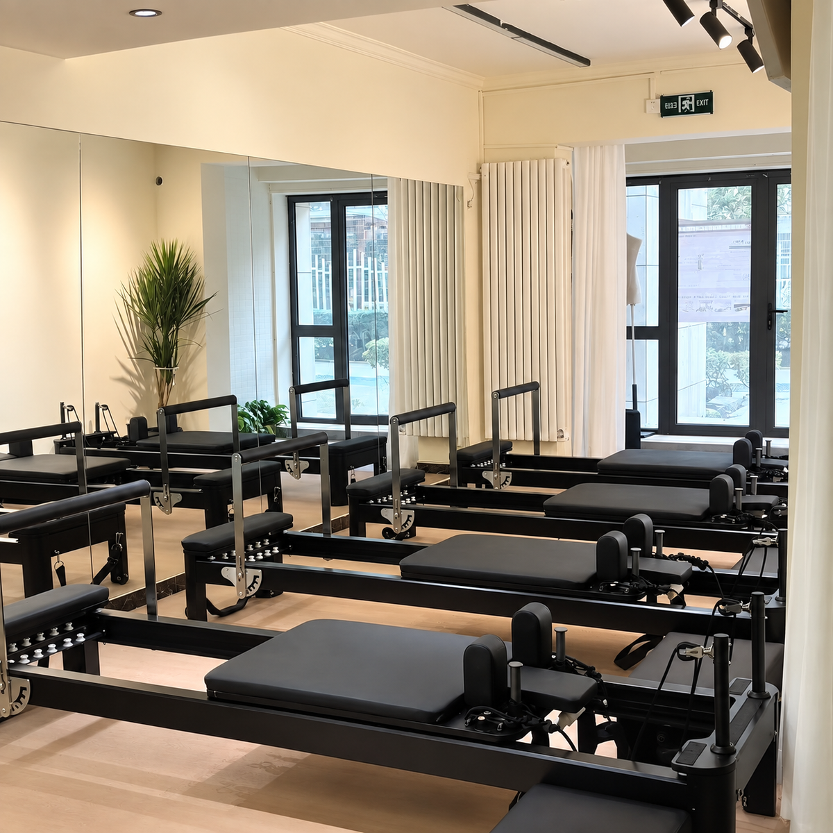 Studio de Pilates équipé de plusieurs Reformers en aluminium noir Astra