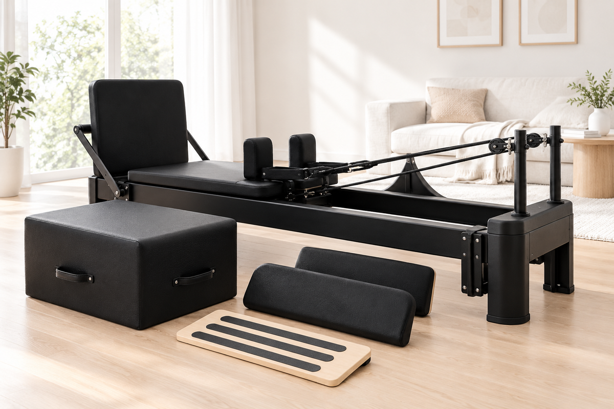 Pilates Reformer Astra en aluminium noir avec ses accessoires dans un intérieur lumineux