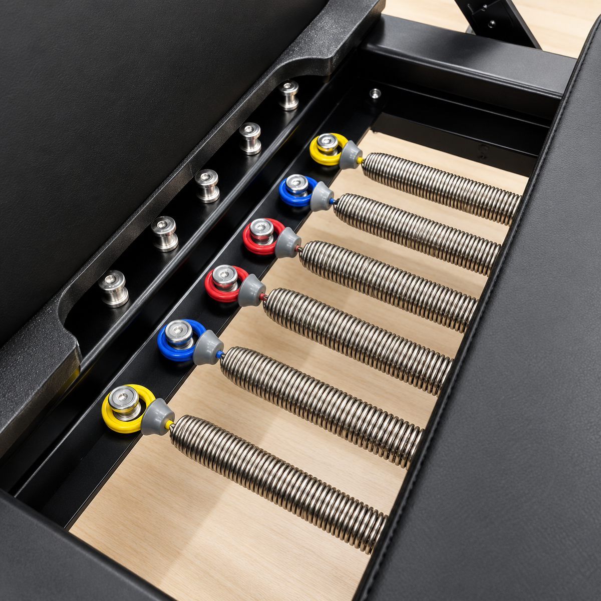 Détail des 6 ressorts de résistance du Pilates Reformer Astra en aluminium noir