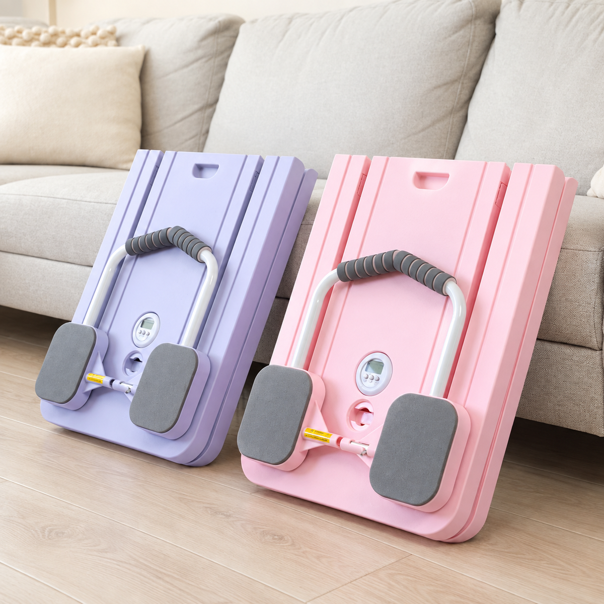 Planches de Pilates pliables Sélène rose et violette en position rangée dans un salon