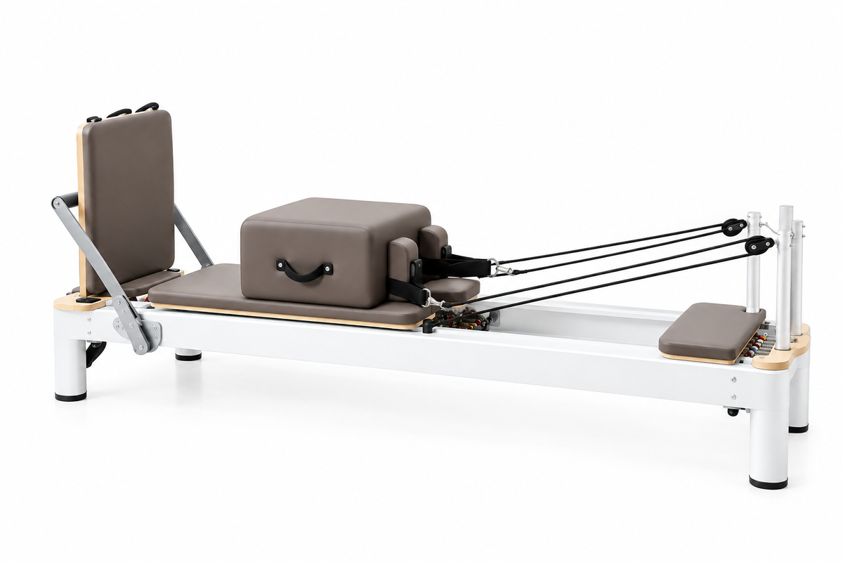 Pilates Reformer Astra en aluminium blanc et marron – vue de trois quarts sur fond blanc