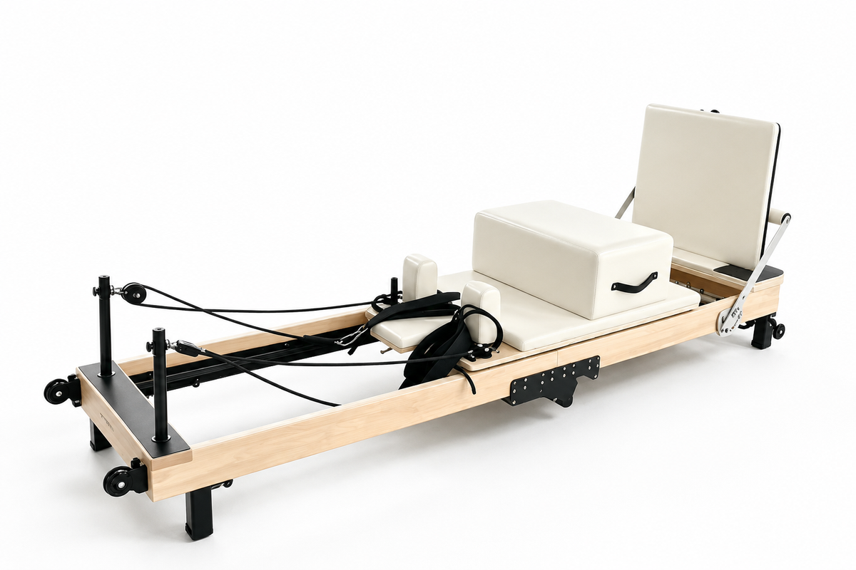Pilates Reformer en bois Épure blanc avec box Pilates et accessoires sur fond blanc