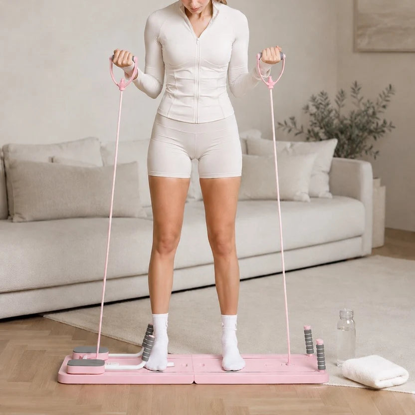 Femme utilisant les bandes de résistance de la planche de Pilates Sélène rose à domicile